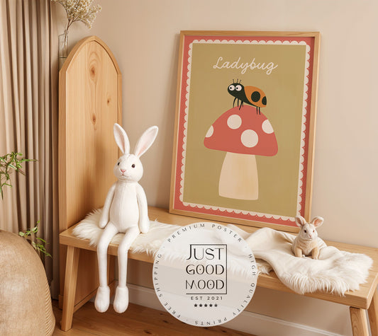 Poster Kinderzimmer Marienkäfer · Ladybug auf Fliegenpilz · Naturmotiv · Niedliches Insektenposter · Deko für Kinderzimmer · Ohne Rahmen-0