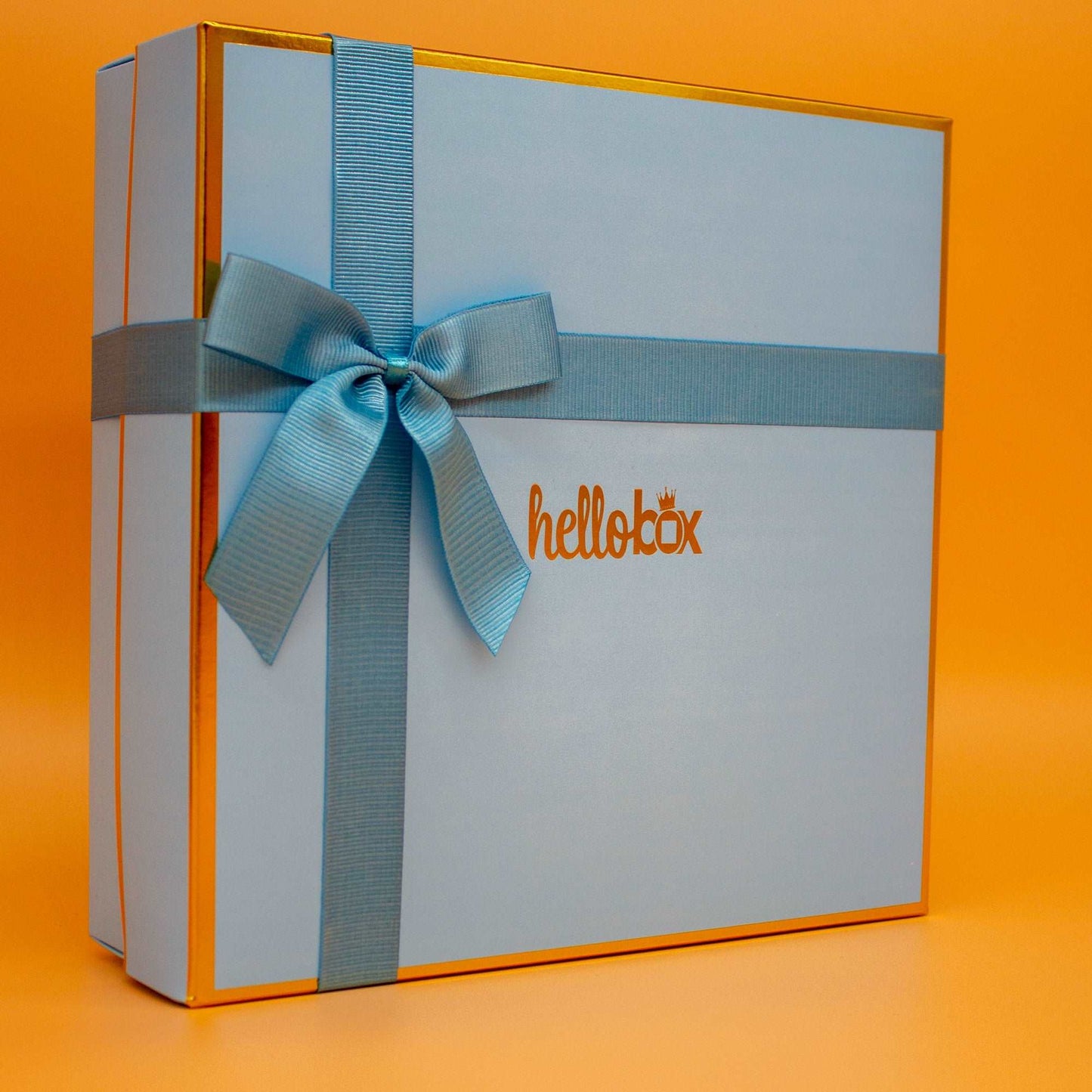 Подарочный набор Hellobox: Плед-комфортер, носочки с антискользящей подошвой и слюнявчик