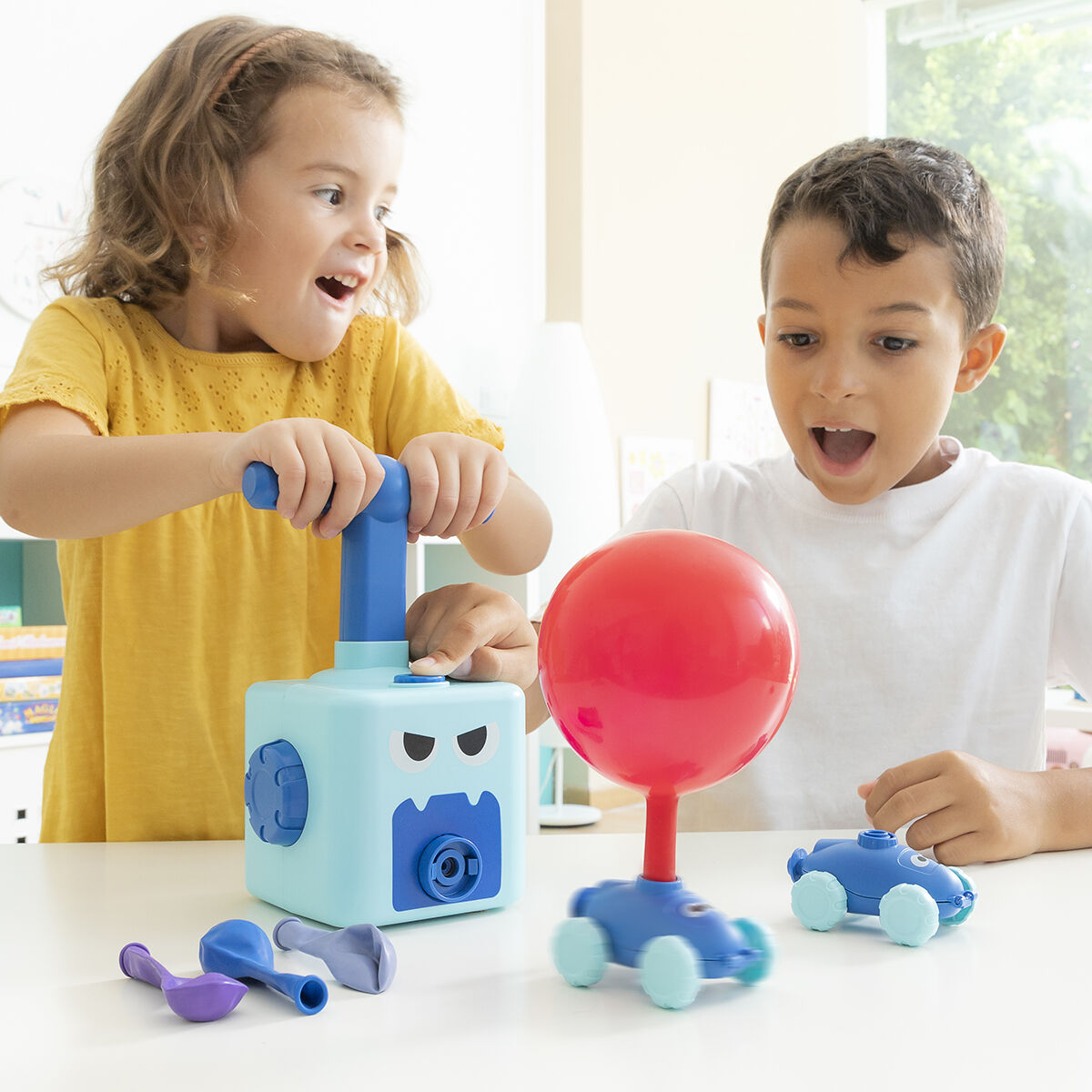 2-in-1-Auto- und Ballonwerfer-Spielzeug – Coyloon von InnovaGoods