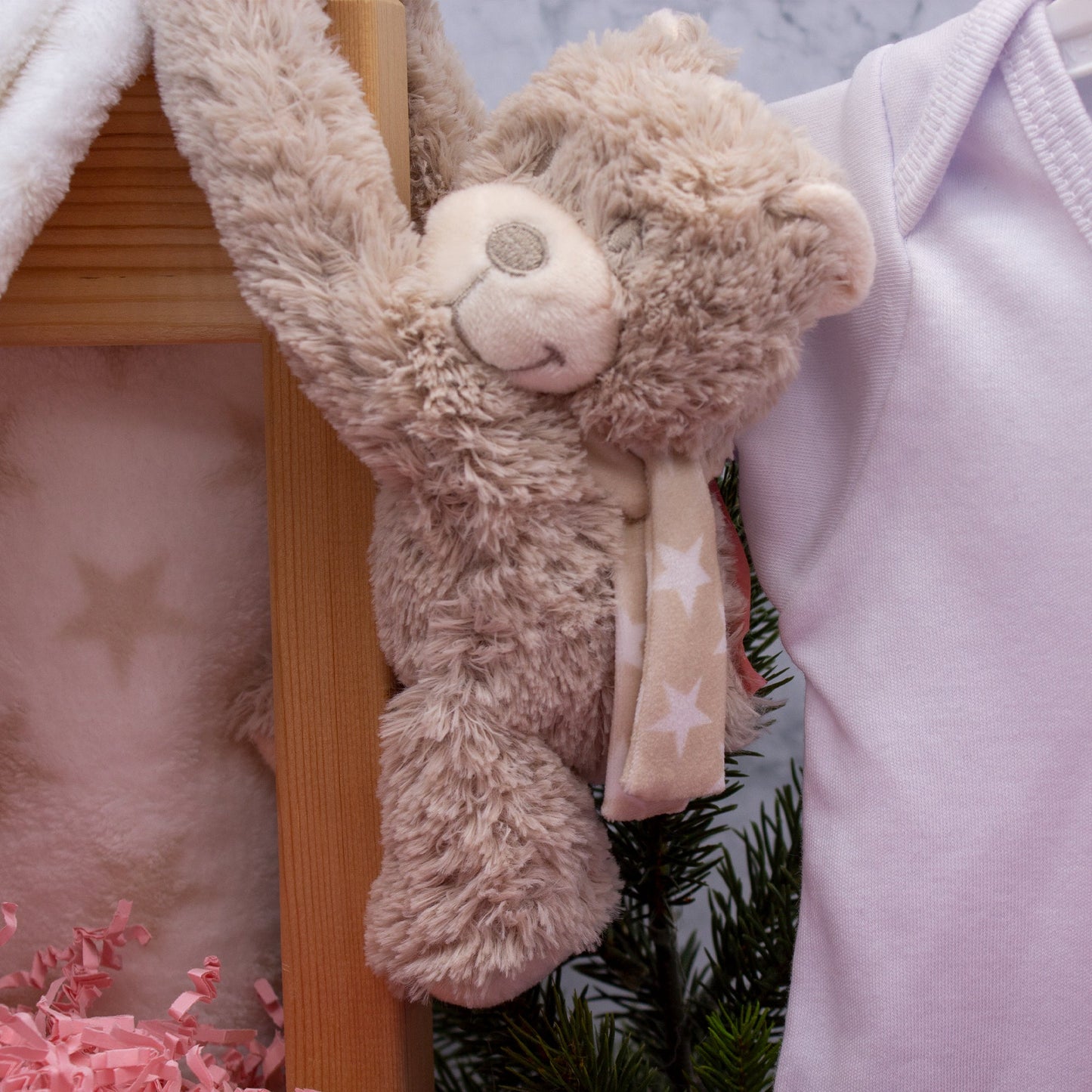 HelloBox Baby Geschenkset zur Geburt für Mädchen – Strampler, Decke & Lauflernschuhe