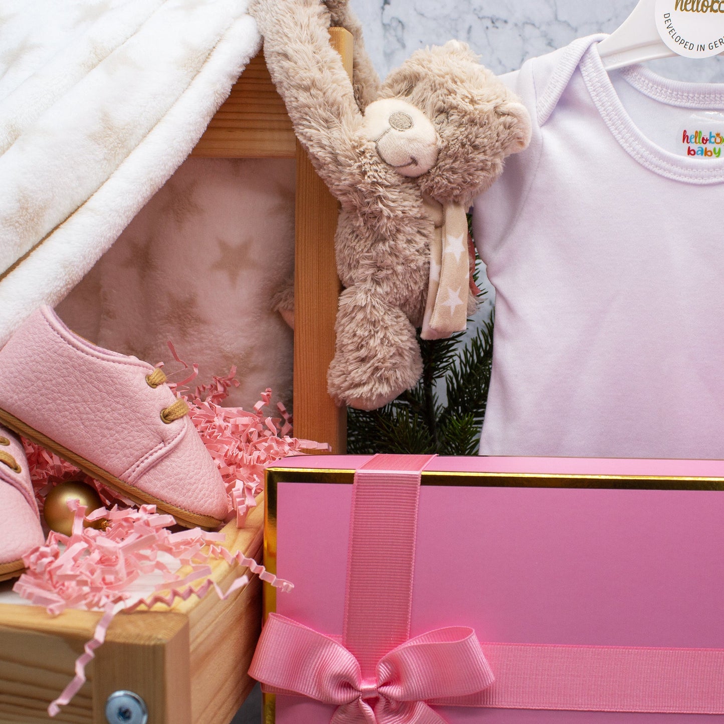 HelloBox Baby Geschenkset zur Geburt für Mädchen – Strampler, Decke & Lauflernschuhe
