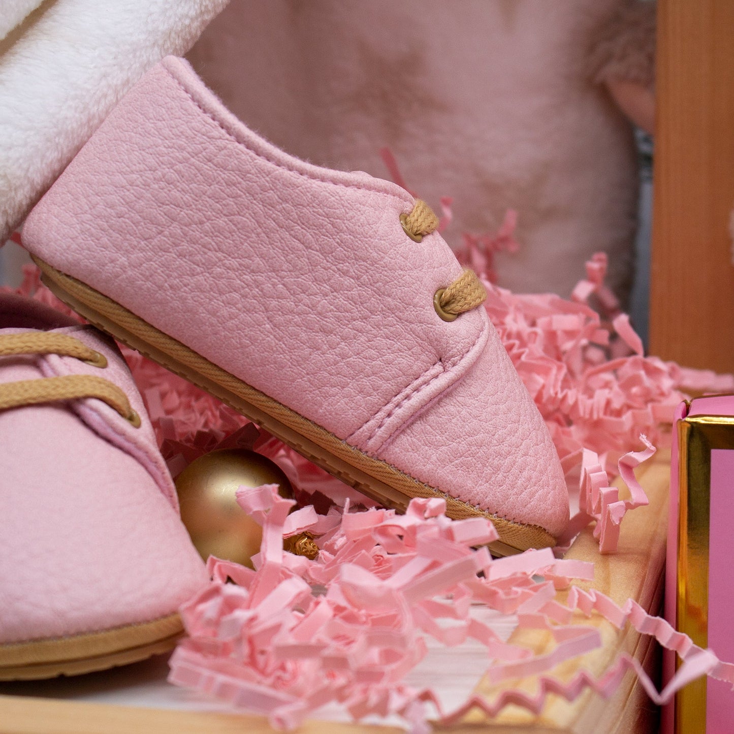 HelloBox Baby Geschenkset zur Geburt für Mädchen – Strampler, Decke & Lauflernschuhe